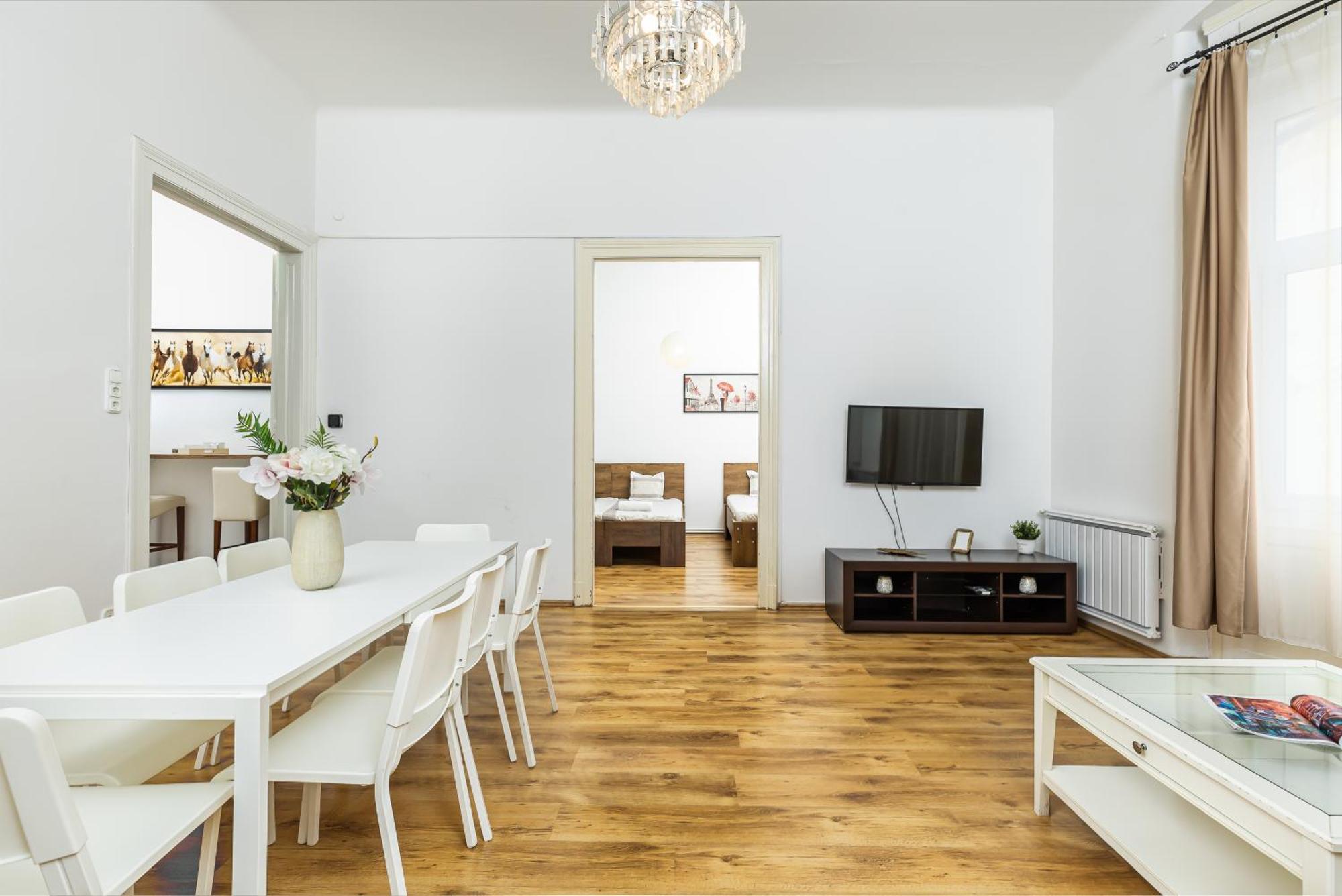 Real Apartments Lovag Budapest Bagian luar foto