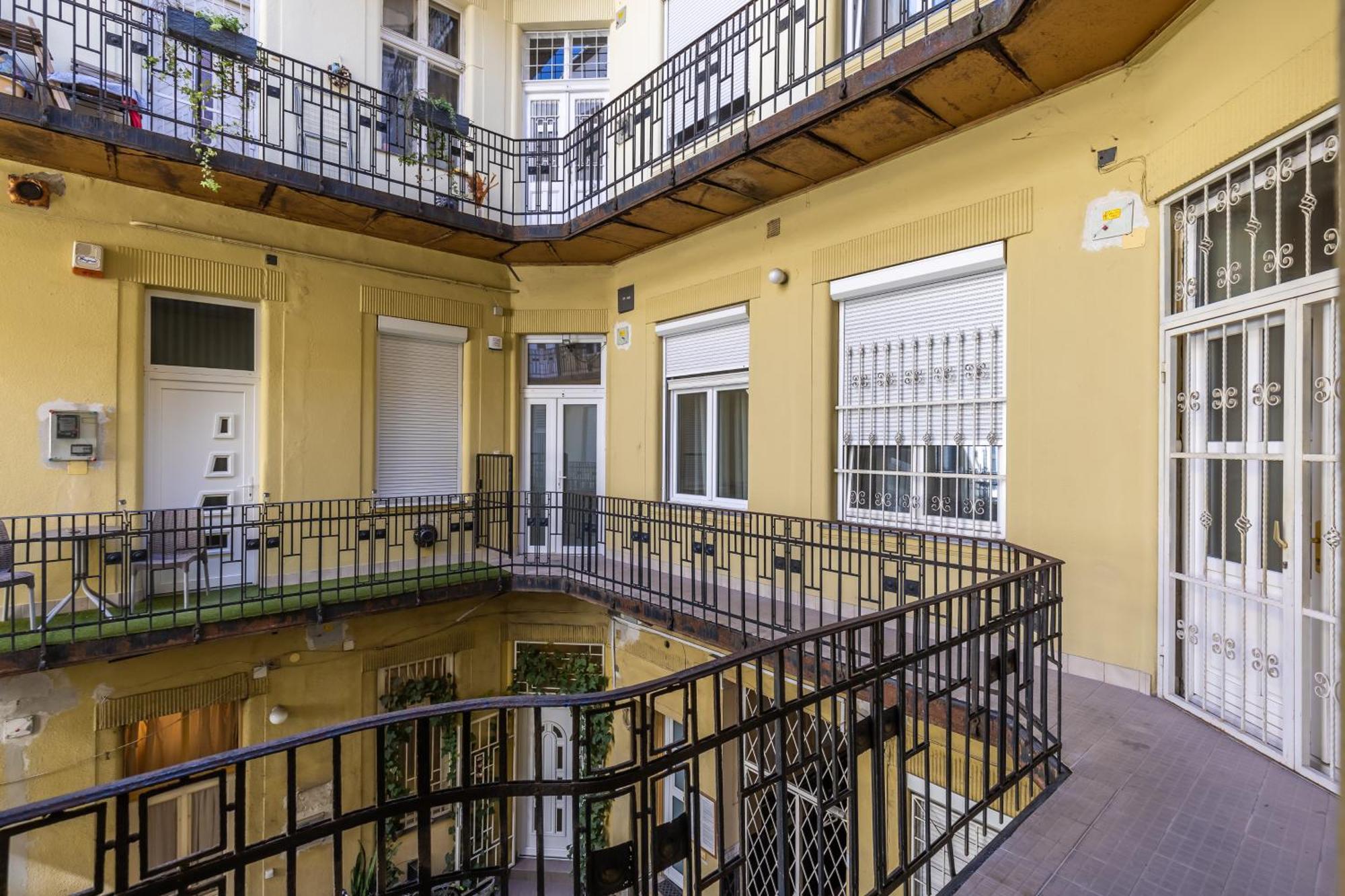 Real Apartments Lovag Budapest Bagian luar foto